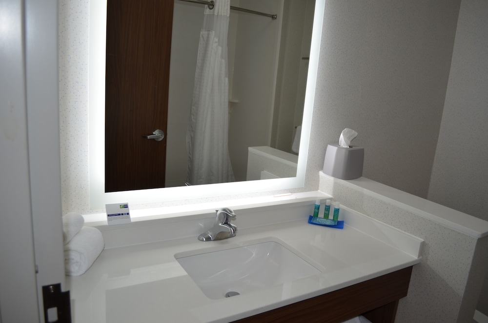 Holiday Inn Express & Suites Charlotte NE University Area by IHG - photo 32