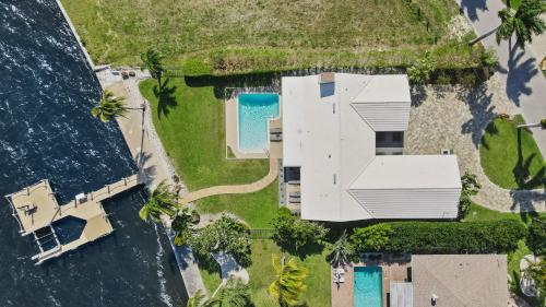 Villa Lorraine Riverfront elec heated pool home w stunning views & dolphins SWFL Rentals — 4-Star Luxury Hotel in Cape Coral, United States