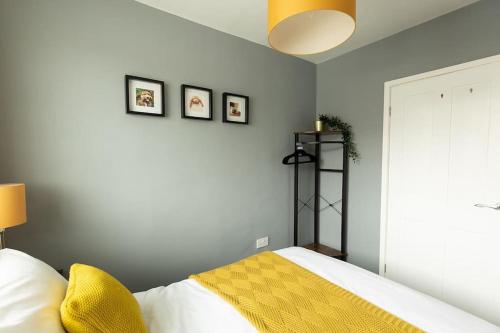 WOODFIELD ROAD Two bed in Harrogate with cosy living room fire.