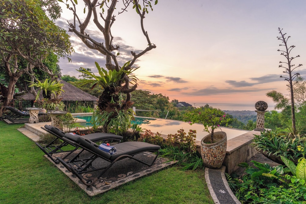 Bougainville Hill Villa — 4-Star Luxury Hotel in Lovina, Indonesia