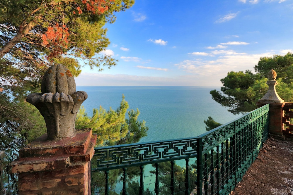 Villa Vetta Marina My Extra Home — 4-Star Luxury Hotel in Sirolo, Italy