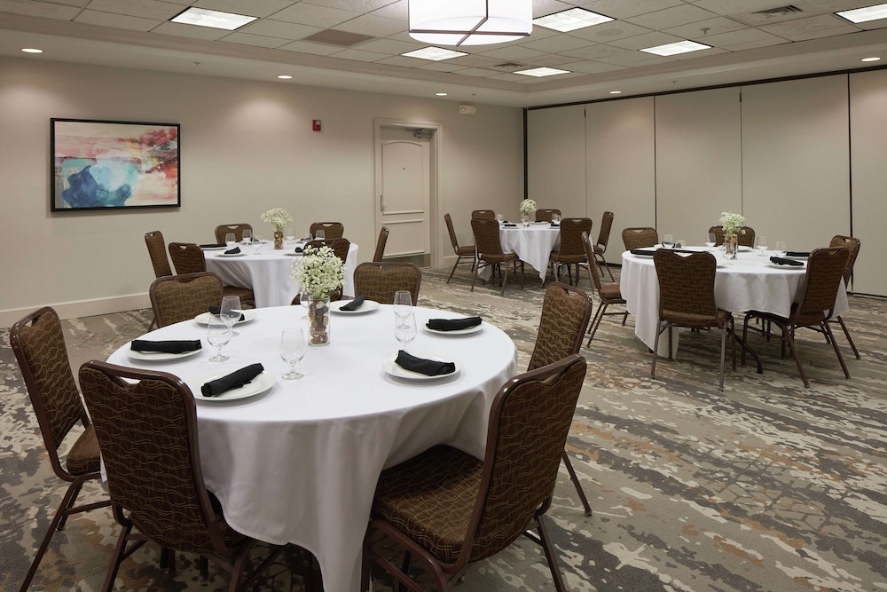 Hilton Garden Inn Evansville - photo 60