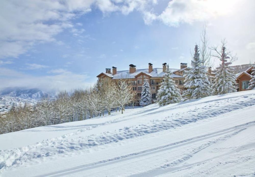 2 Bedroom Ski in Ski out Luxury Residence Located on Fanny Hill in the Heart of Snowmass Village — 4-Star Luxury Hotel in Snowmass Village, United States
