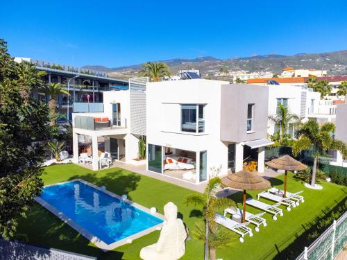 VILLA OASIS Buddha Garden by Sunkeyrents — 4-Star Luxury Hotel in Adeje, Spain