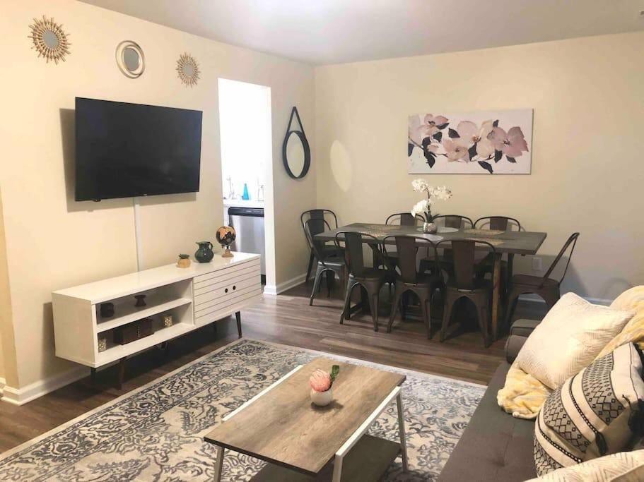 Radiant Retreat King Bed Long Term Stays in Durham, United States