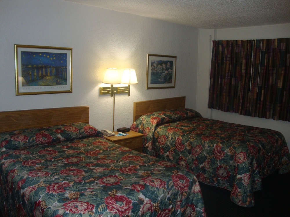 Topeka Plaza Inn - photo 8