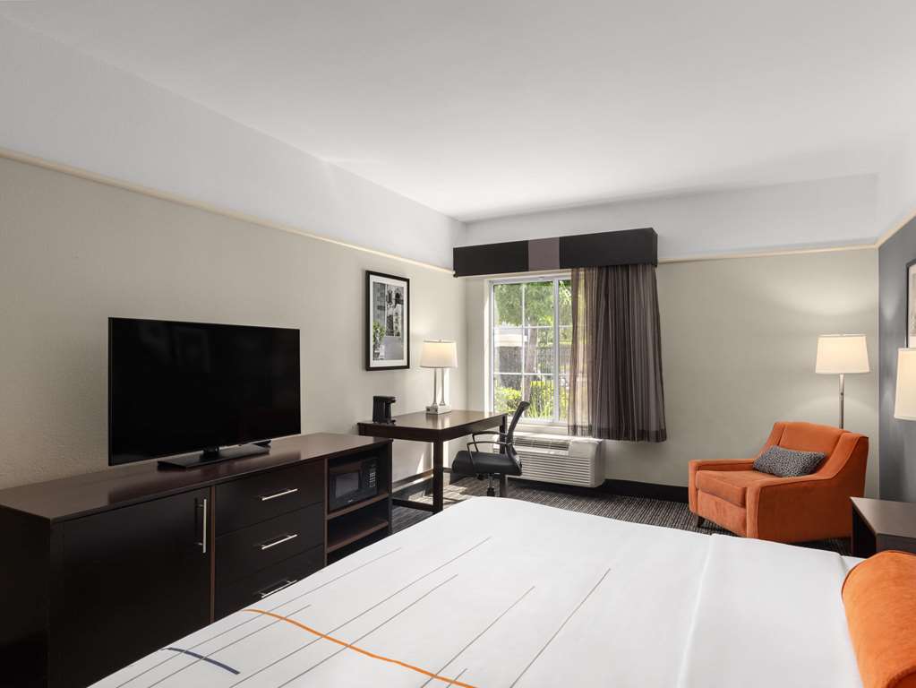 La Quinta Inn & Suites by Wyndham Santa Clarita Valencia - photo 20