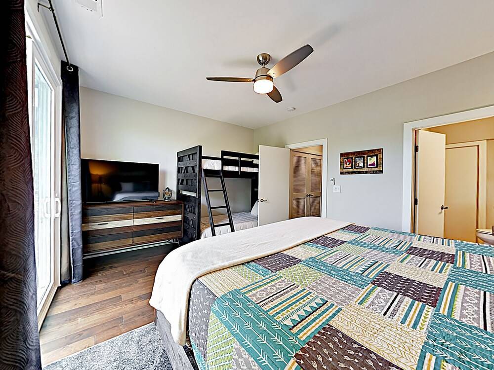 Visually Stunning 2BR 1.5BA Near Downtown Balcony w City View Nashville - photo 6