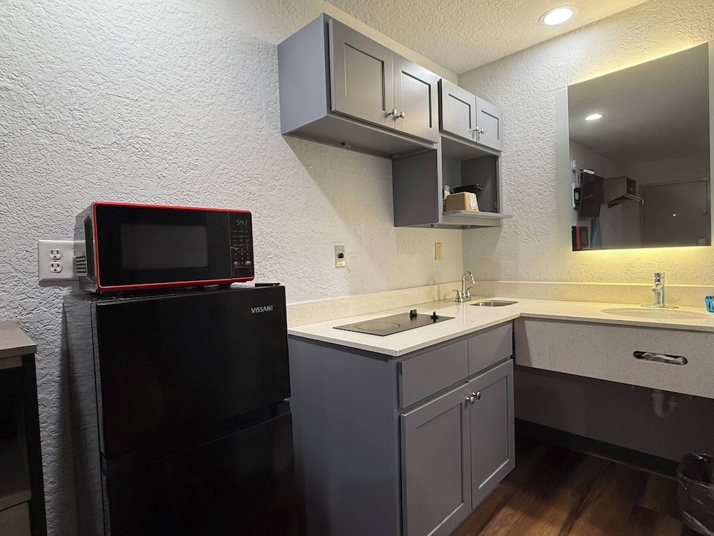Economy Lodge by Hotel O Texas City - photo 19