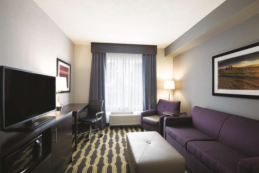La Quinta Inn & Suites by Wyndham Lynchburg at Liberty Univ. - photo 32