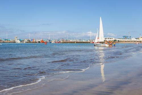 New Apartment Center Los Cristianos — 4-Star Luxury Hotel in Playa De Las Americas, Spain