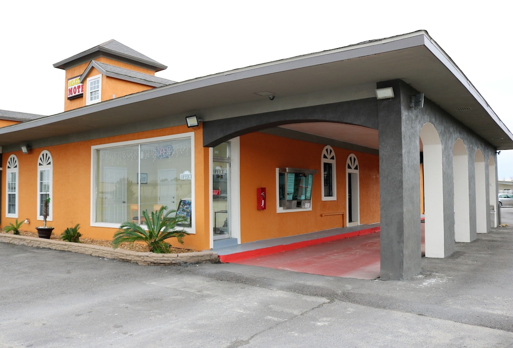 Deluxe Inn Motel - photo 12