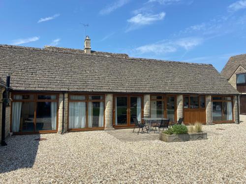 Stable Cottage Old Mill Farm Cotswold Water Park — 4-Star Luxury Hotel in Cirencester, United Kingdom