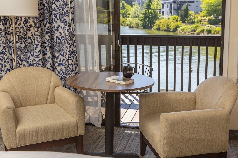 Lakeshore Inn - photo 14