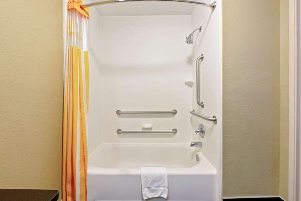 La Quinta Inn & Suites by Wyndham Leesville Ft. Polk - photo 16