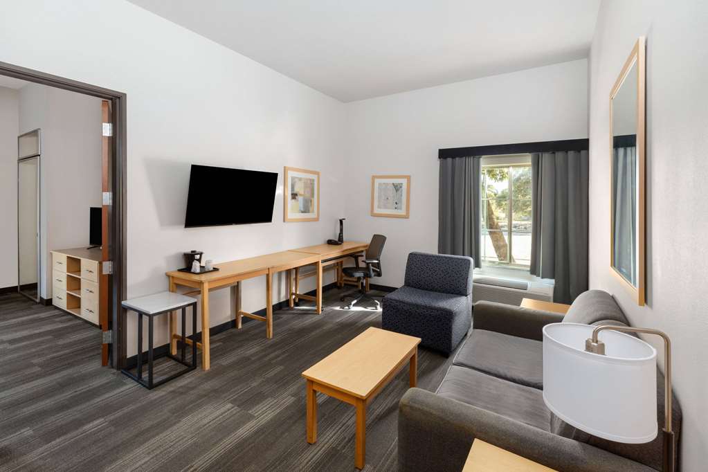 La Quinta Inn & Suites by Wyndham Austin NW Lakeline Mall - photo 24