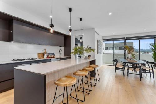 Modern Spacious Coastal 4 Bedroom Town House — Safety Beach — photo 4