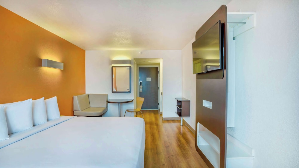 Studio 6 Suites Los Angeles CA Los Angeles LAX - photo 9