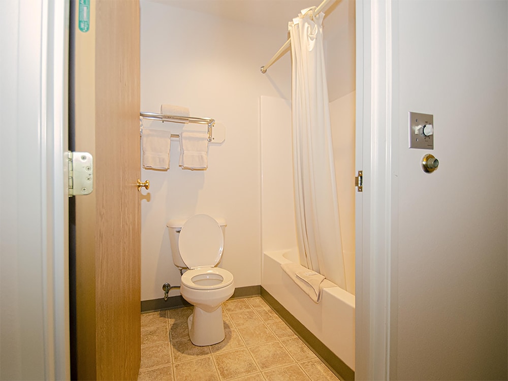 Urbana Inn & Suites - photo 16