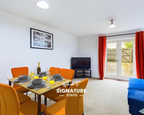 Pinewood Walk by Signature Stays Parking Townhouse — 4-Star Luxury Hotel in Cheltenham, United Kingdom