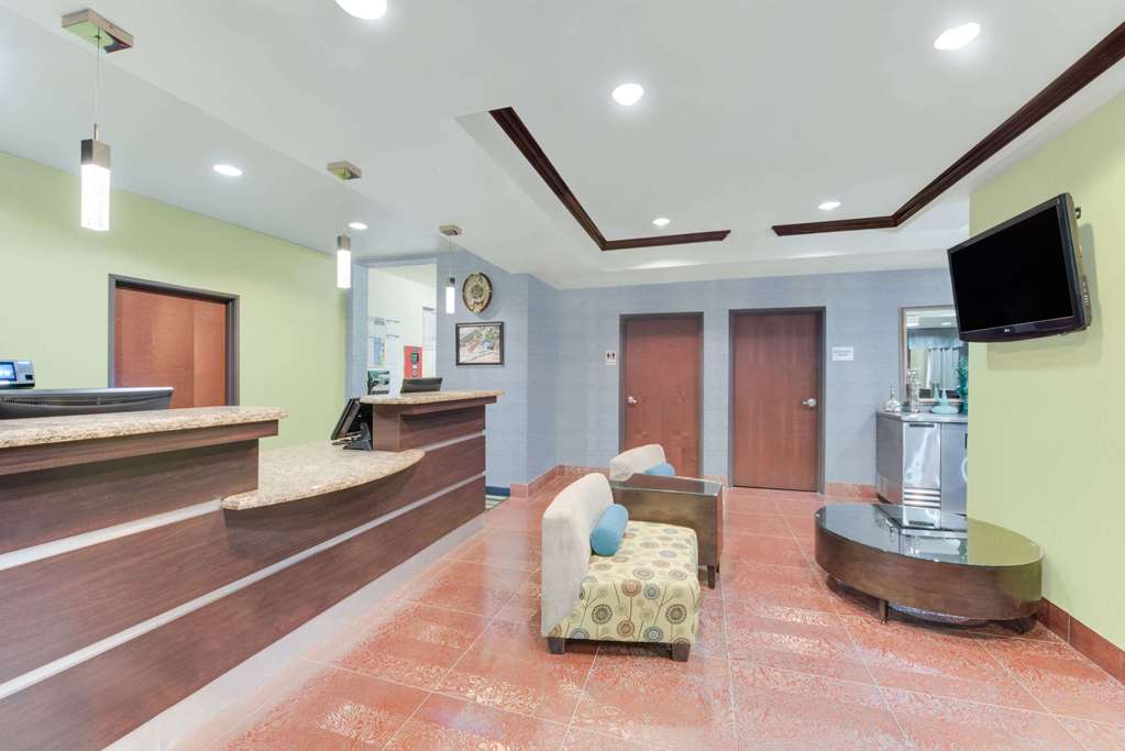 Super 8 by Wyndham Cotulla TX - photo 4