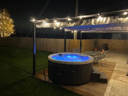 Rose Barn Hot Tub Holidays In The Cotswolds — Badsey