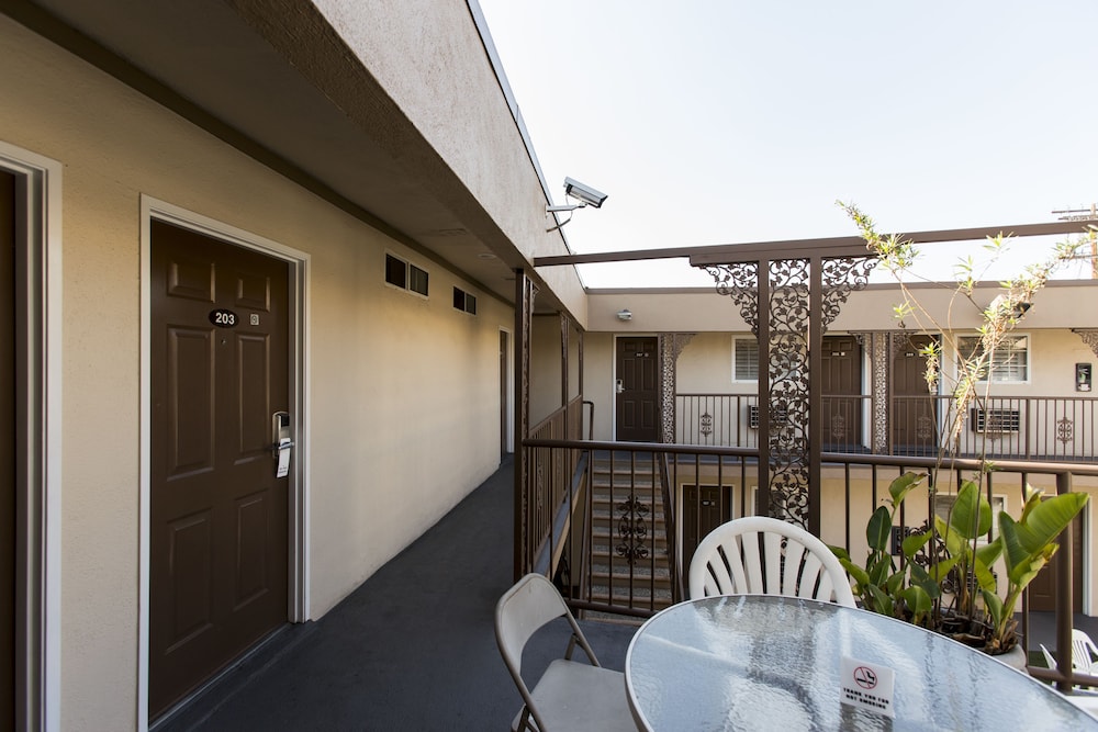 Beverly Inn - photo 54