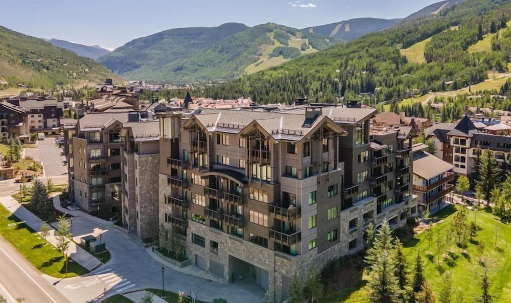 Vail Lion 2 Bedroom Mountain Vacation Rental Just Steps From the Eagle Bahn Gondola — 4-Star Luxury Hotel in Vail, United States