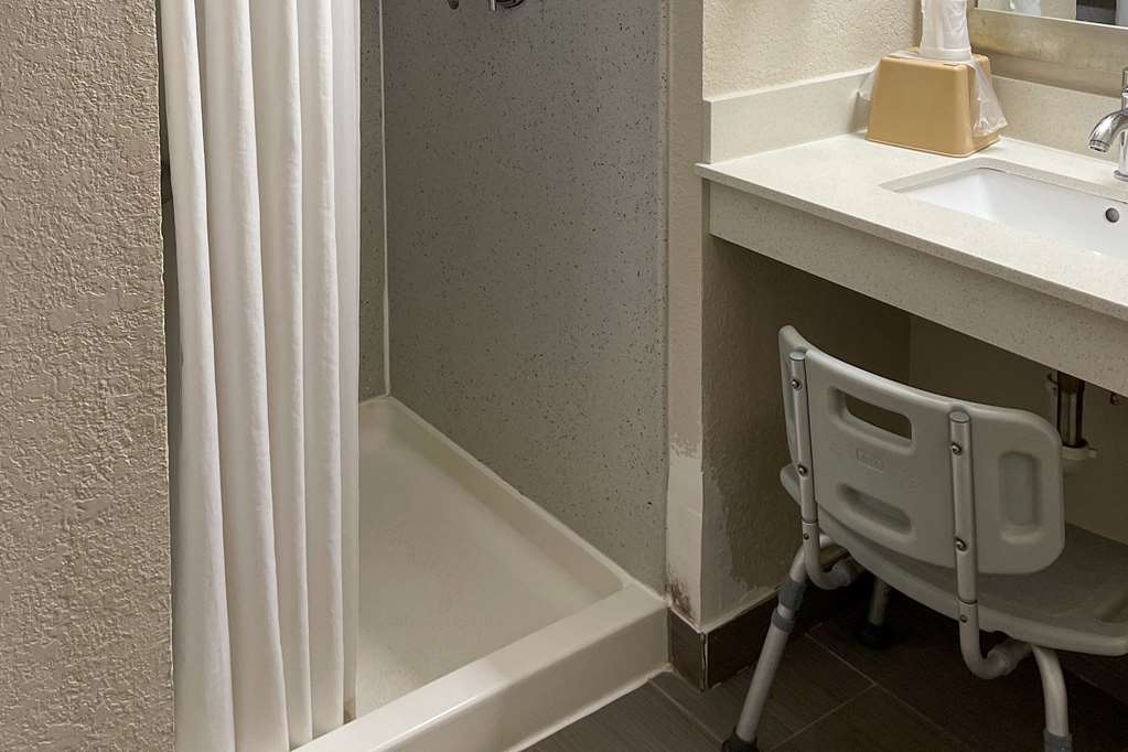 Econo Lodge Cartersville Emerson Lake Point - photo 21