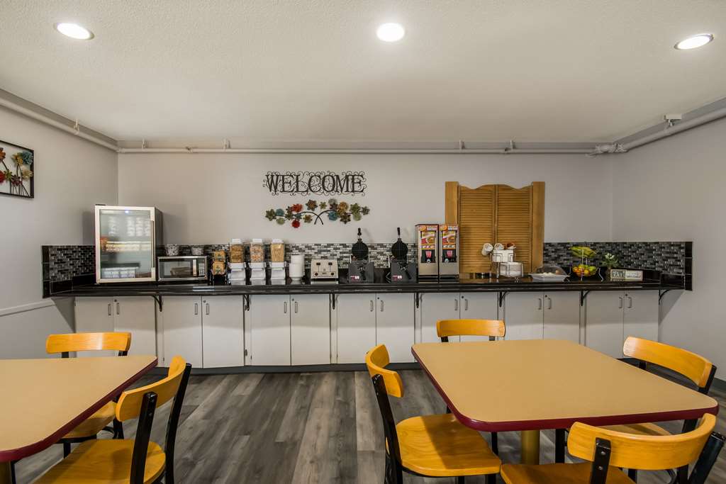 Econo Lodge Duluth near Miller Hill Mall - photo 20