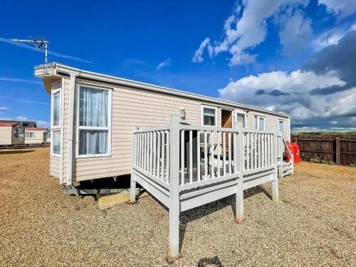 6 Berth Caravan Nearby Hunstanton Beach Front In Norfolk Ref 13019L in Hunstanton, United Kingdom