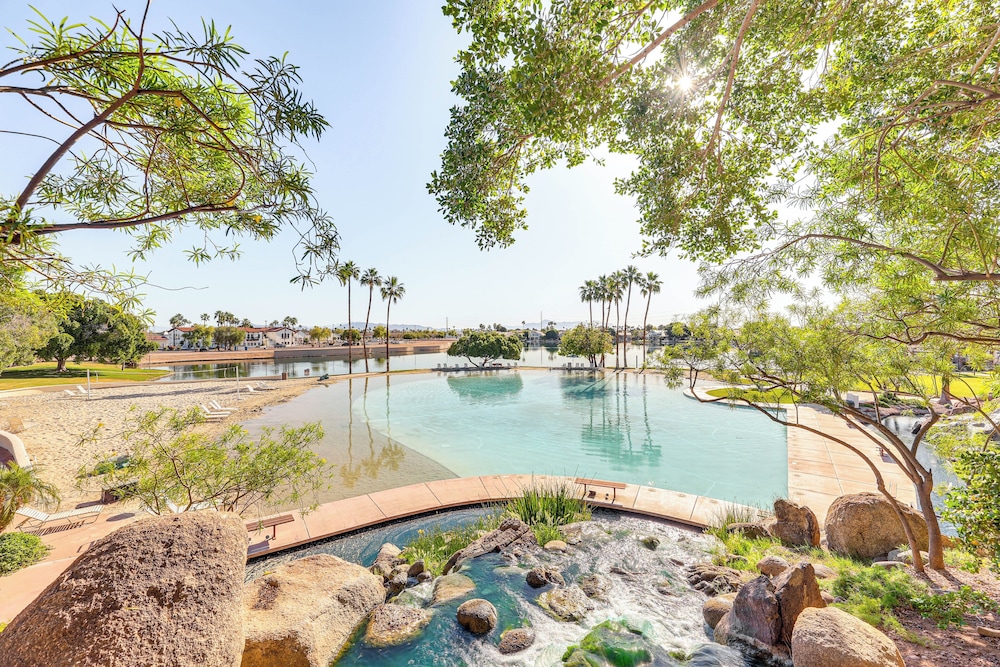 Val Vista Lakes Group Getaway: Lake & Pool Access in Gilbert, United States