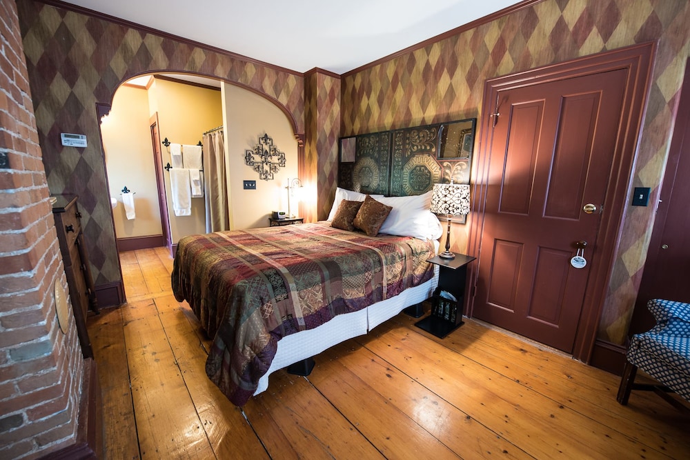 Admiral Peary Inn Bed & Breakfast - photo 7