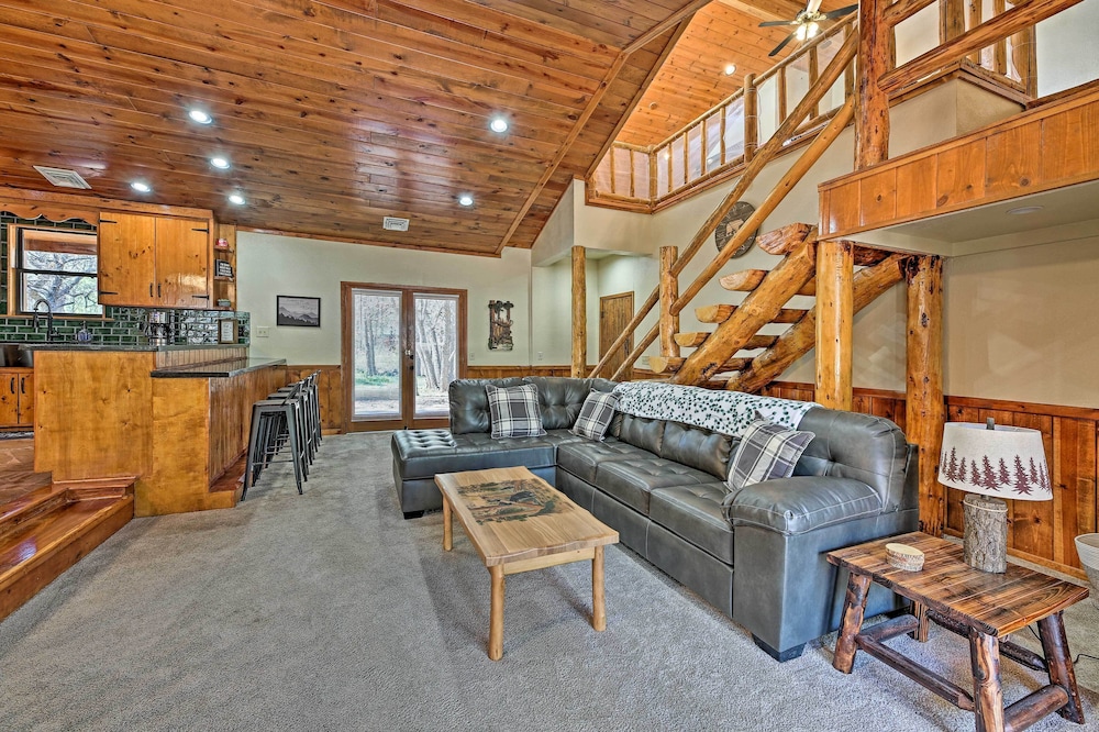2 Decks And Game Room Expansive Family Cabin 17401260 — Pinetop Lakeside