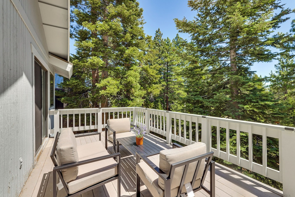 3 Mi to Lake Tahoe: Forest view Sanctuary w Deck in Incline Village, United States