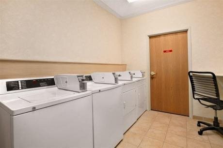 Howard Johnson Inn and Suites by Vancouver Mall in Vancouver, United States