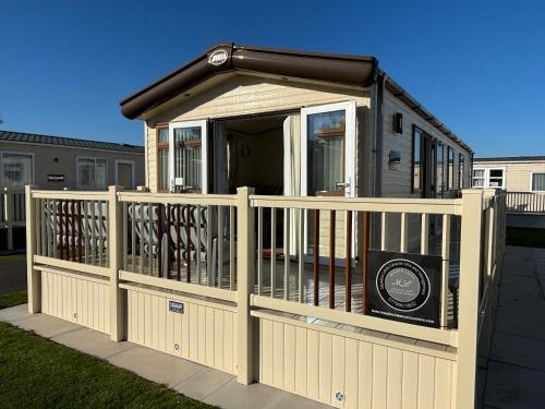 The Retreat 34 Central Heating Pet friendly WiFi Golden Palm Resort Meadow Lakes Caravan & Lodge Hire in Chapel Saint Leonards, United Kingdom