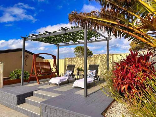 Sunny Shores Retreat Spacious & Relaxing Escape — 4-Star Luxury Hotel in Lake Illawarra, Australia