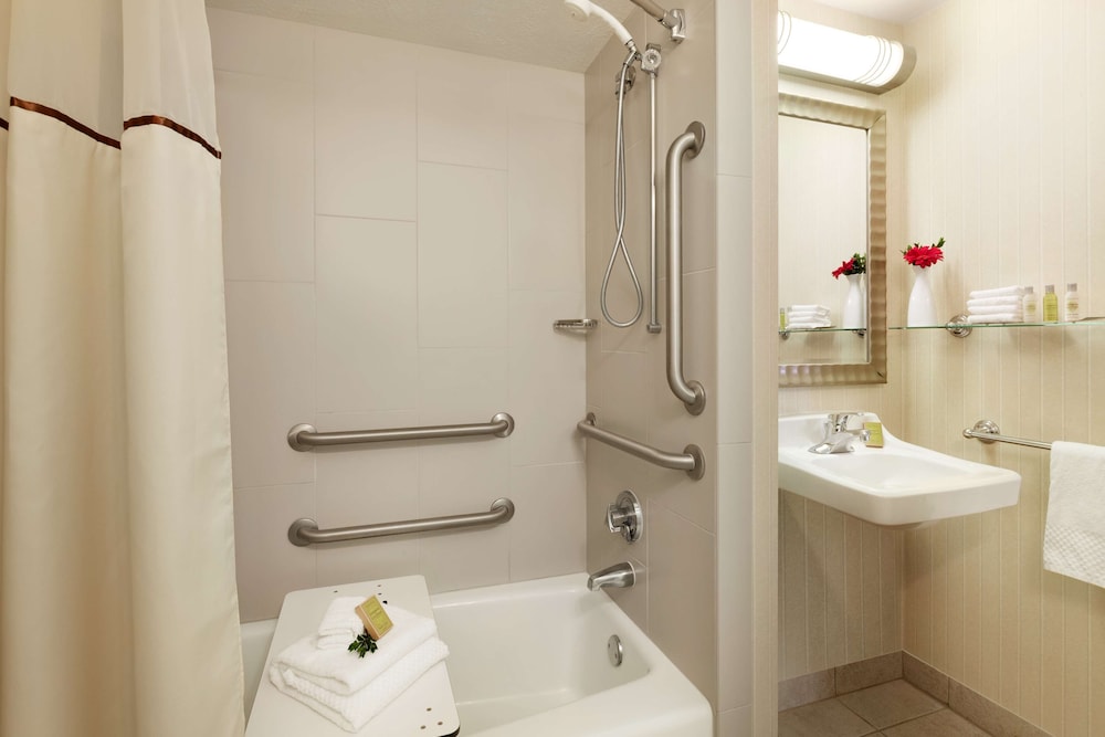 DoubleTree by Hilton Minneapolis Park Place - photo 35
