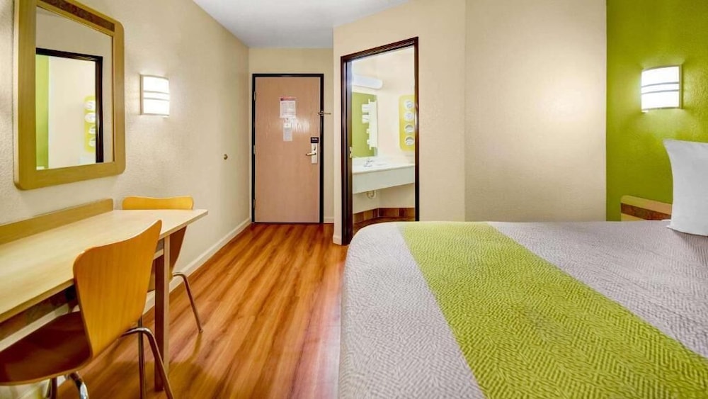 Motel 6 Lake Havasu AZ Lakeside - photo 2