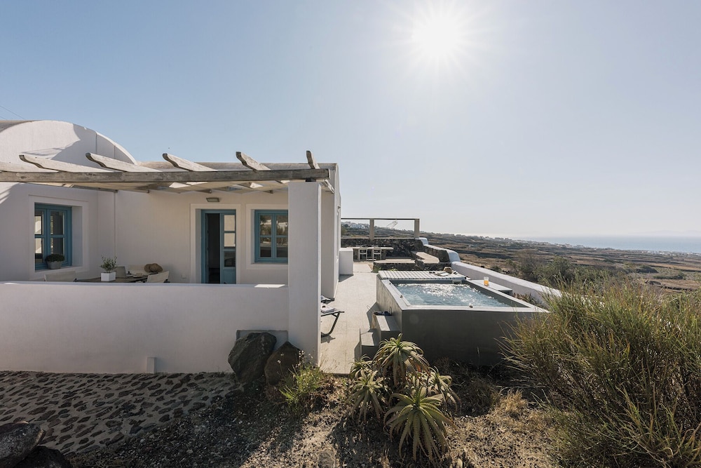 GTK Santorini Oia Sunset Villas — 4-Star Luxury Hotel in Oia, Greece