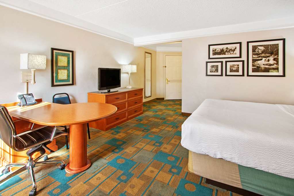 La Quinta Inn & Suites by Wyndham Albuquerque West - photo 9