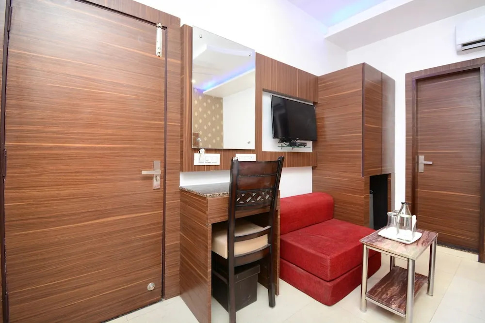 OYO Flagship 29074 Golden Temple Road