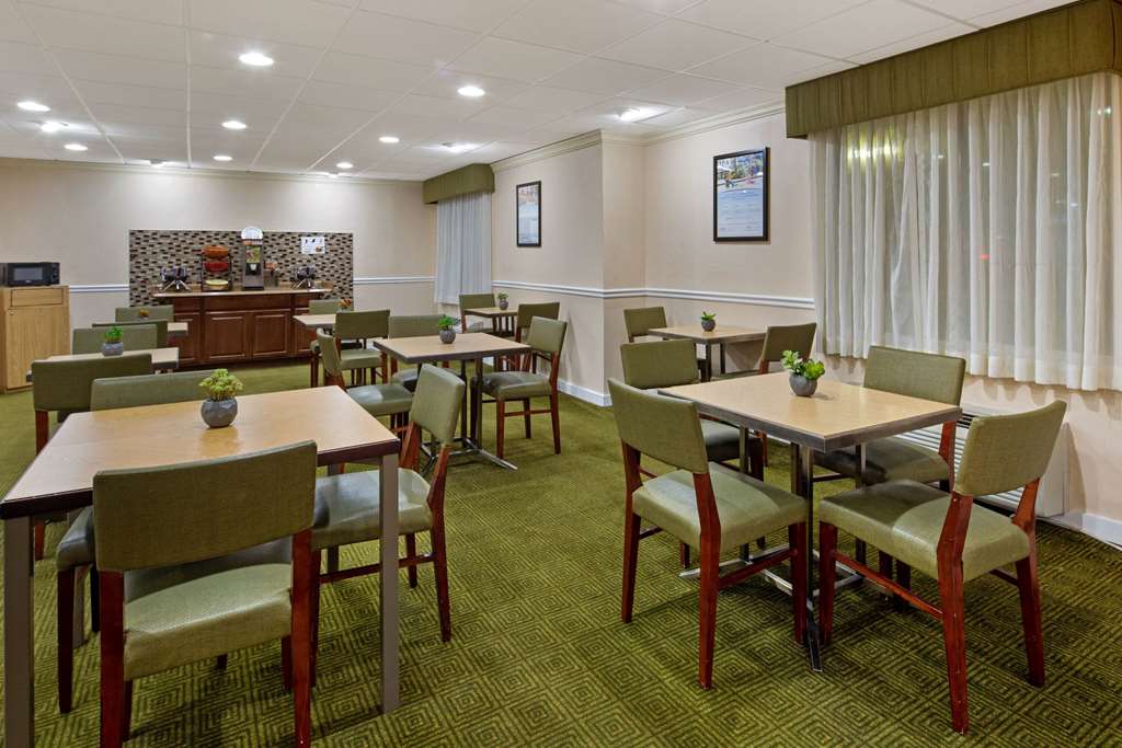 La Quinta Inn & Suites by Wyndham Sawgrass - photo 32