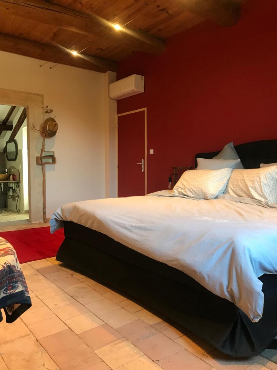 La Bergerie des Amandiers Chambres et Table d'Hôtes — 4-Star Luxury Hotel in Malataverne, France