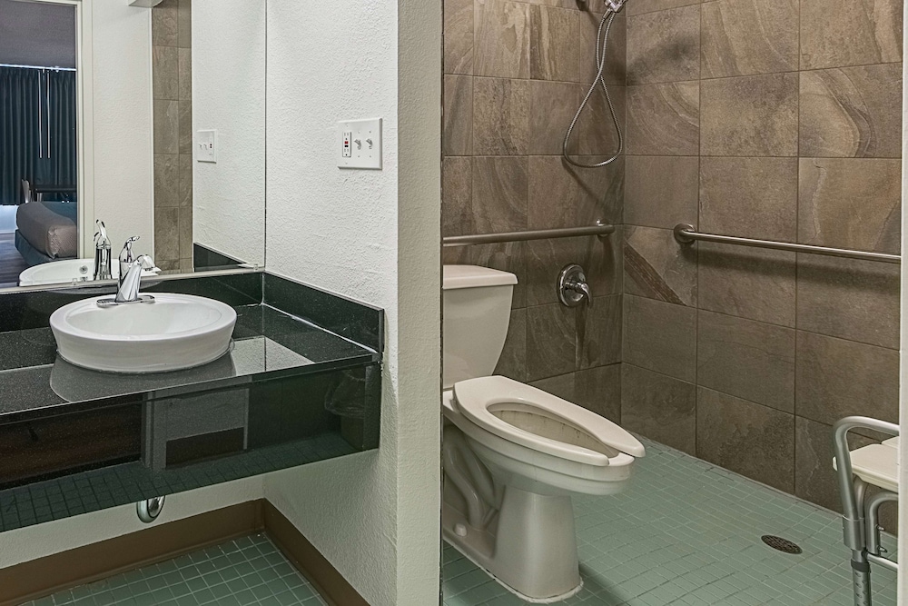 Motel 6 Pekin IL - photo 25