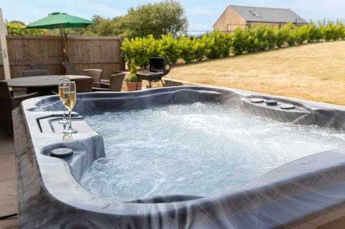 Mowerina Dog Friendly Barn Conversion with a Hot Tub — 4-Star Luxury Hotel in Holbeck, United Kingdom