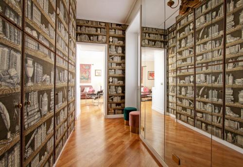 Roberta Apartment Fontana di Trevi — 4-Star Luxury Hotel in Rome, Italy