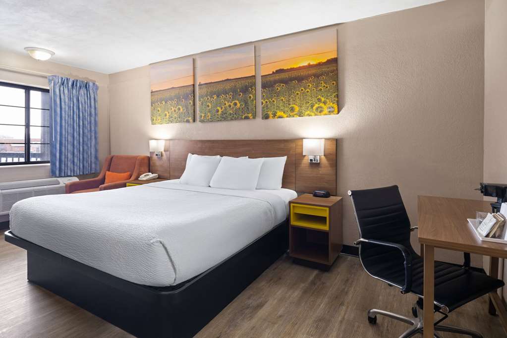 Days Inn & Suites by Wyndham Kokomo - photo 9