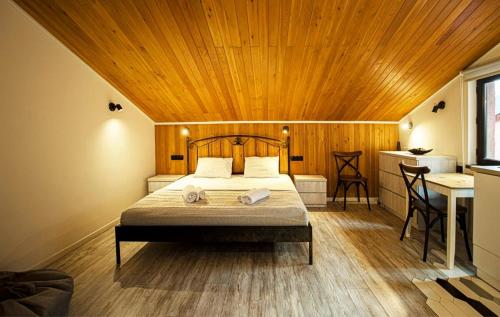 Top Location Cozy Wooden Ceiling Apt by Wehost